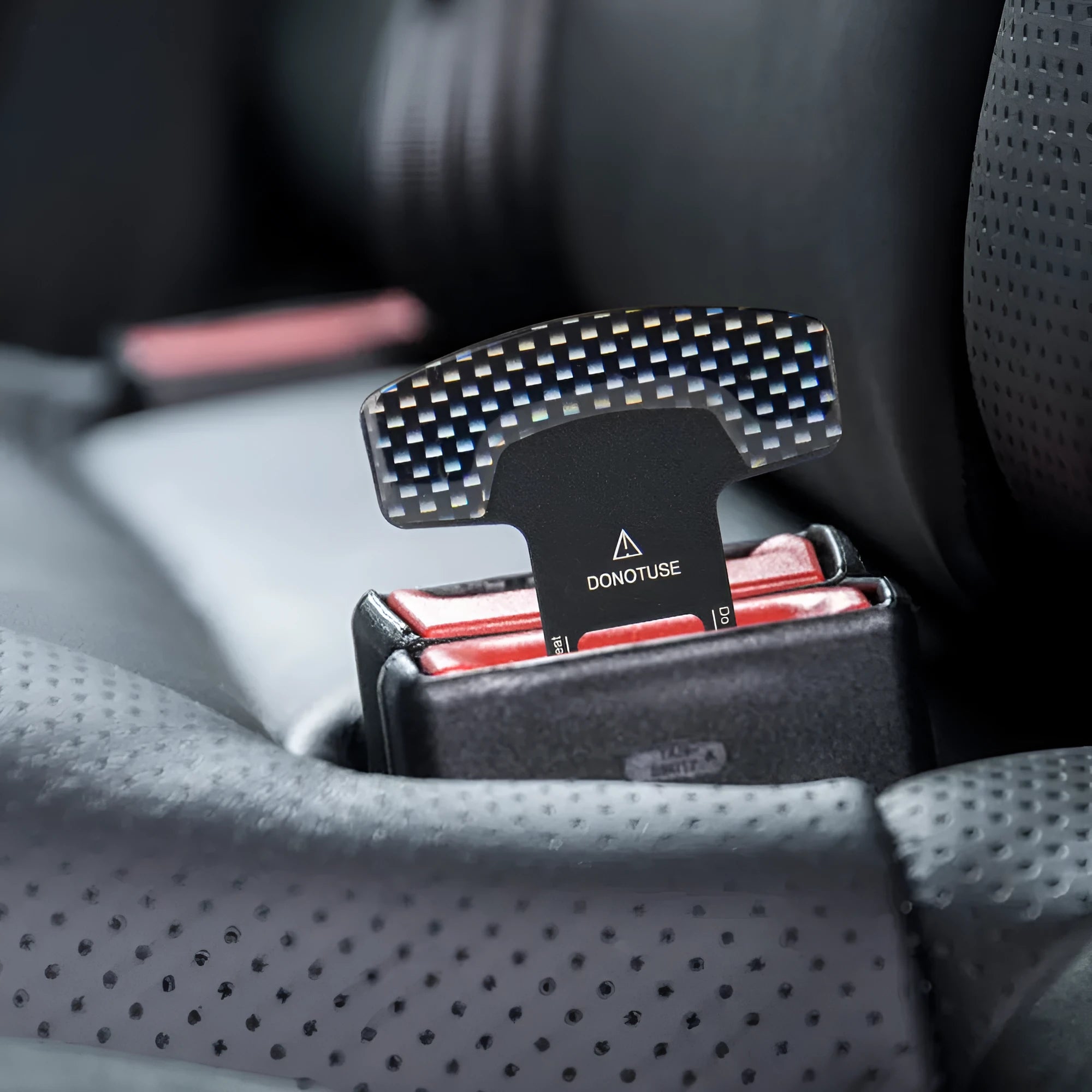 Frosted carbon fibre aluminium alloy lock tongue buckle bottle opener key chain measuring 2.1cm.