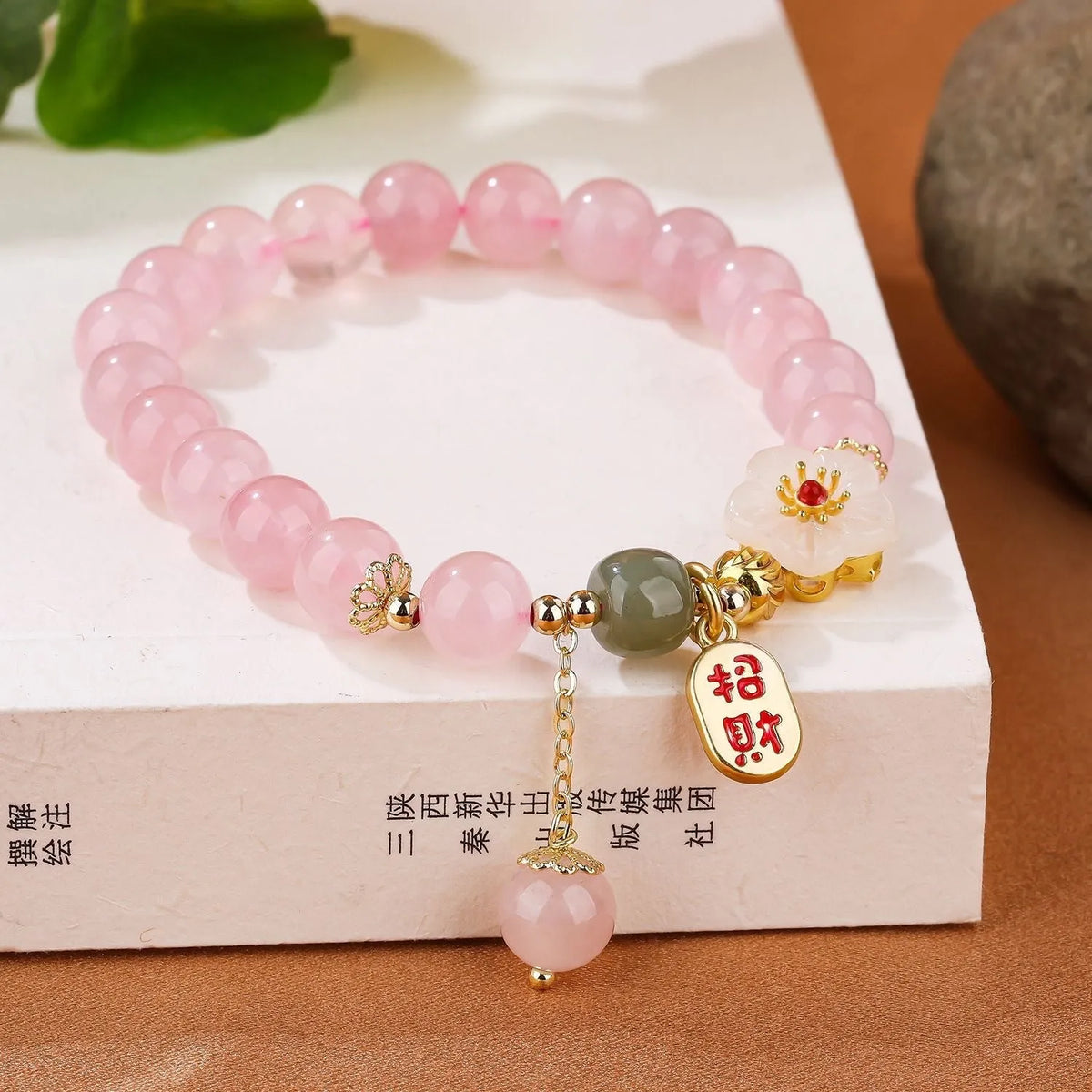 Aquamarine crystal women's bracelet with mixed materials and geometric round elements