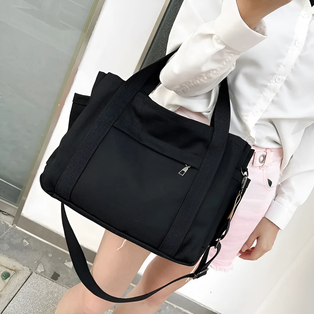 Large capacity canvas tote bag with internal organisation pockets and open on both sides zipper closure