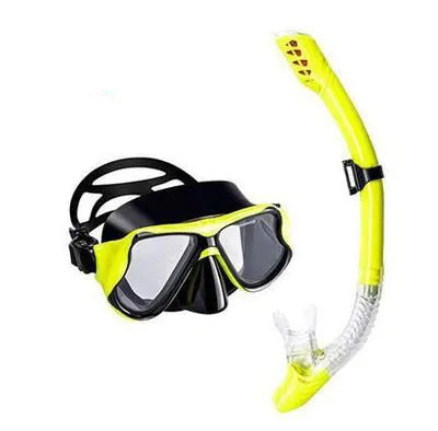 Black diving goggles with clear anti-fog lenses, a PC frame, and a silicone skirt with an adjustable strap.