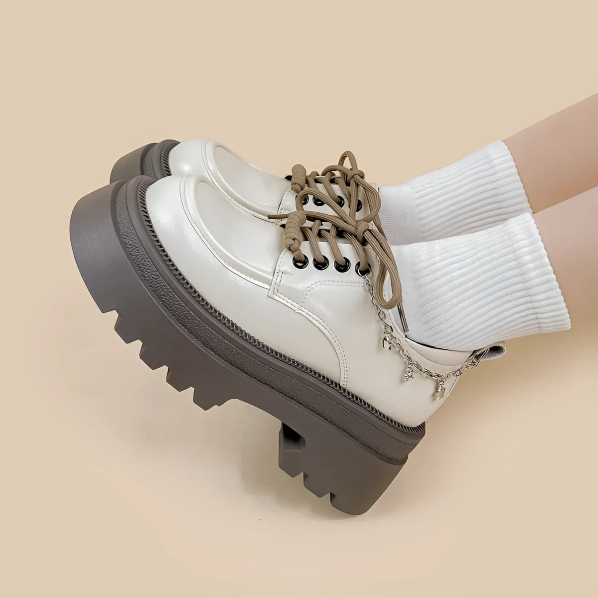 White British style platform leather shoes with chunky heel and front lace-up design