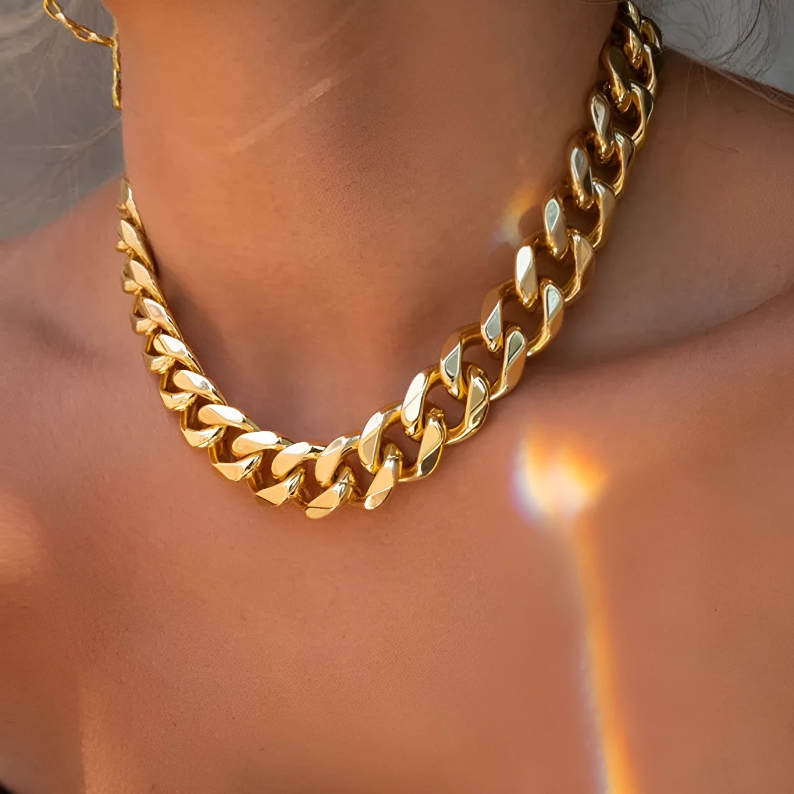 Gold women's thick chain necklace with 6cm pendant on 32cm chain, electroplated alloy construction