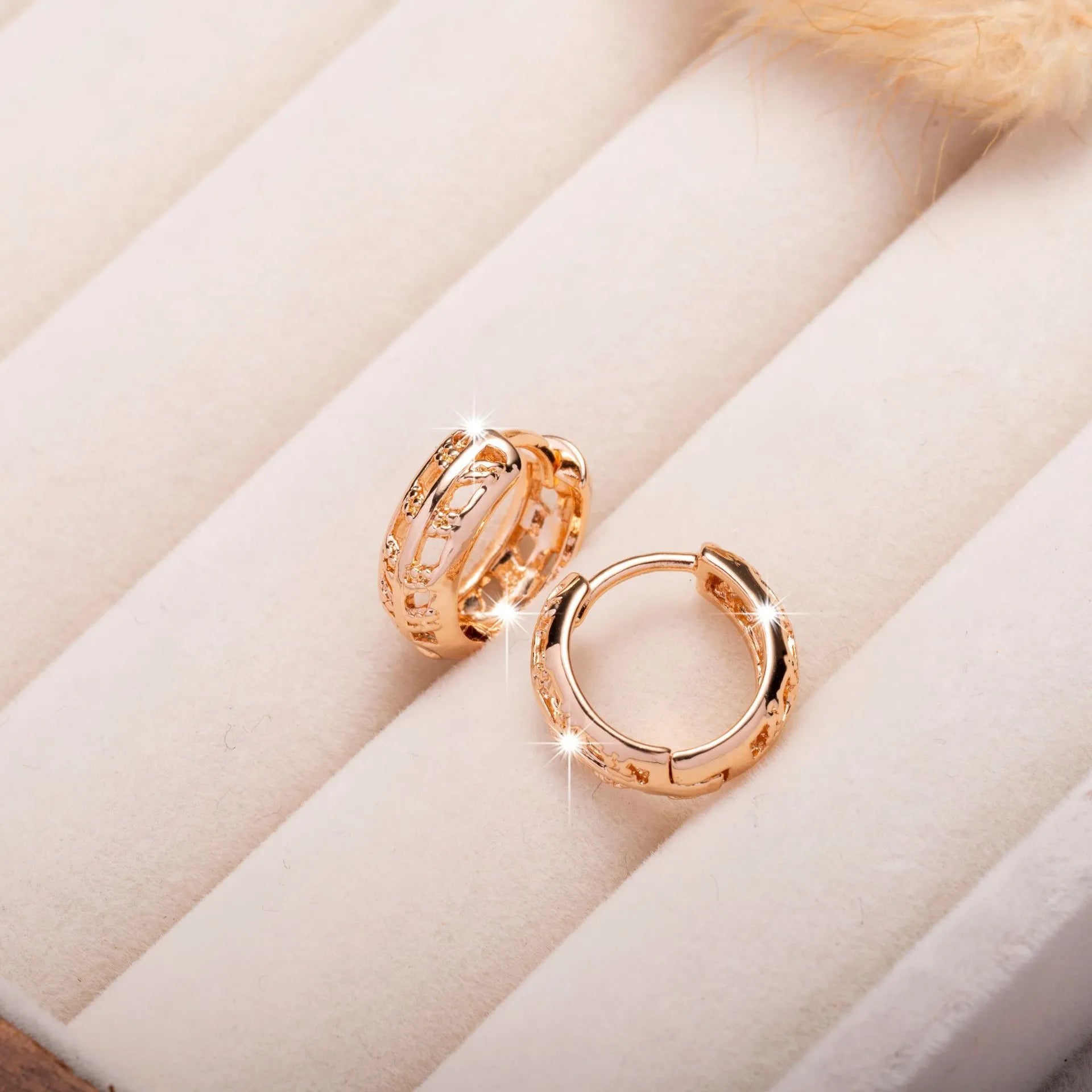 Copper hollowed-out earrings with heart and leaf shapes in rose gold finish