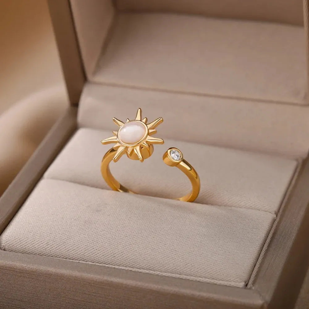 Geometric decompression ring with adjustable opening in gold or platinum colour