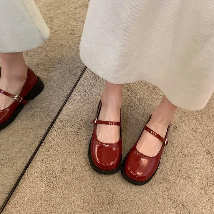 Women's solid colour French vintage style leather flats with a flat heel and round toe.