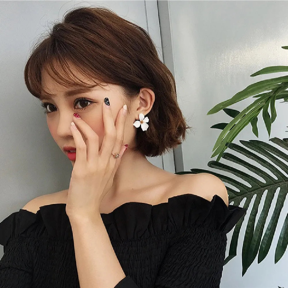 Flower stud earrings for women with floral design in alloy with white or pink electroplated finish