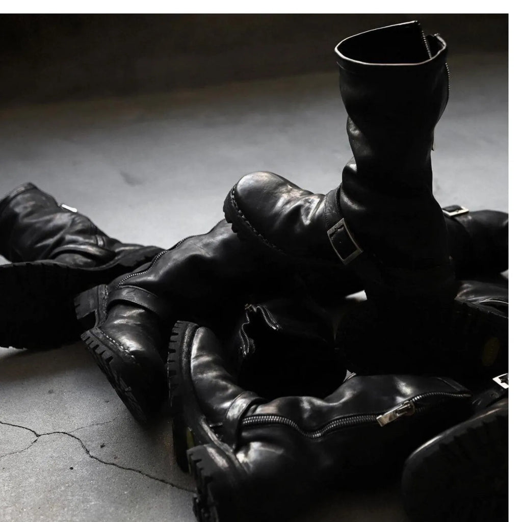 Men's dark retro Martin boots with zip fastening and round toe in black colours