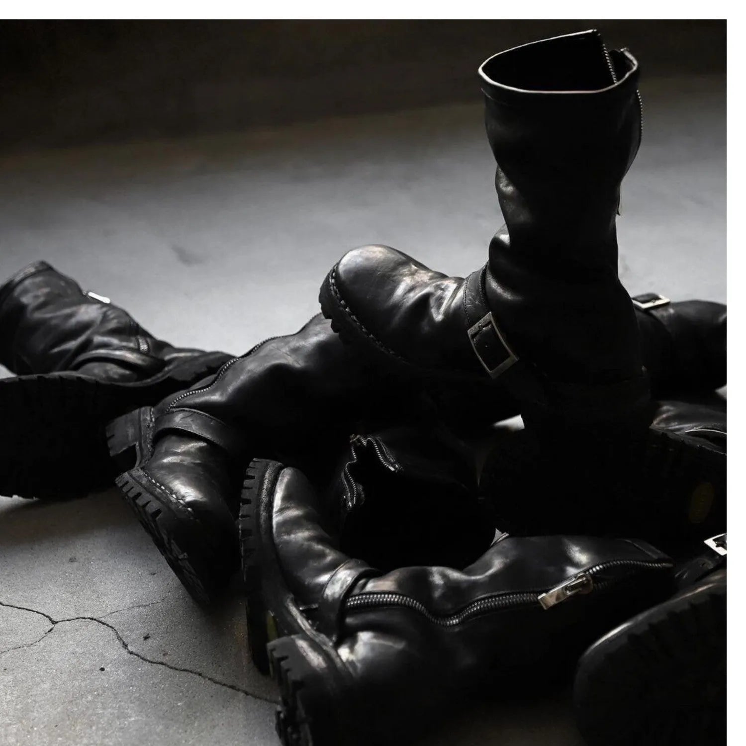 Men's dark retro Martin boots with zip fastening and round toe in black colours