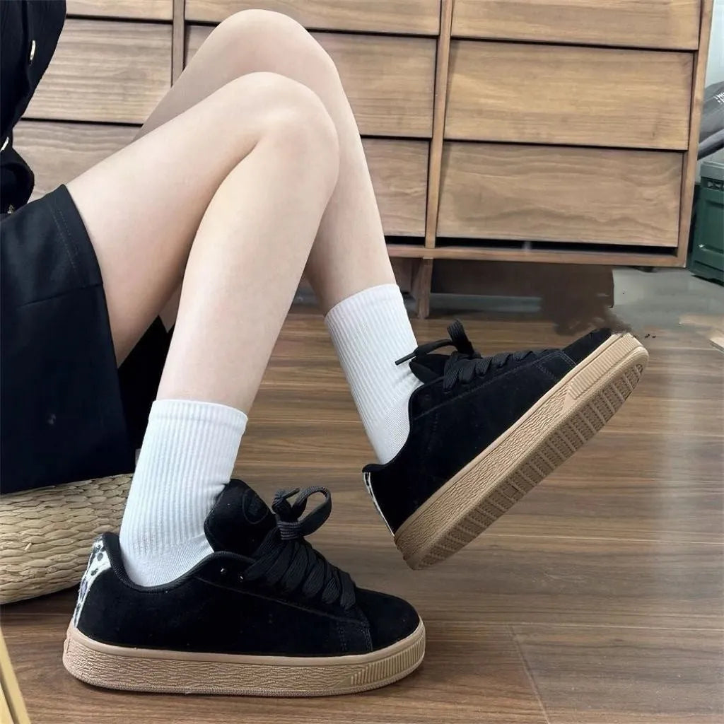 Retro black low-top sneakers with English muffin heel and waterproof platform design