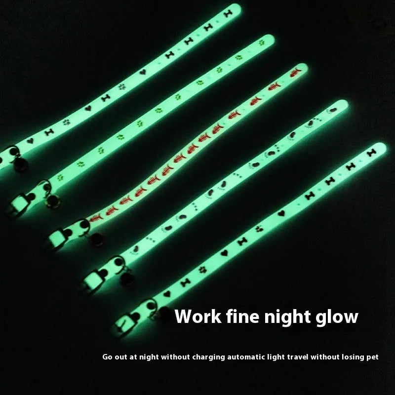 Luminous cat collar with adjustable 29cm silicone strap and metal bell in glow pattern design