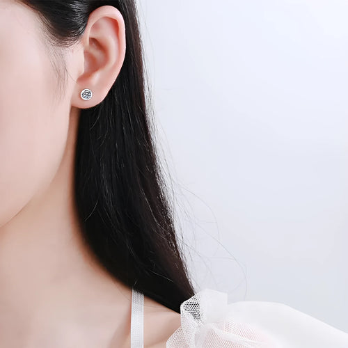 A pair of geometric Pt950 gold-plated 925 silver stud earrings for women with a moissanite centre stone.