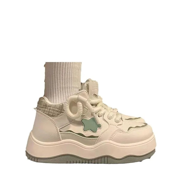 Women's green platform sneakers with round toe and lace-up front, artificial PU upper with patent leather finish