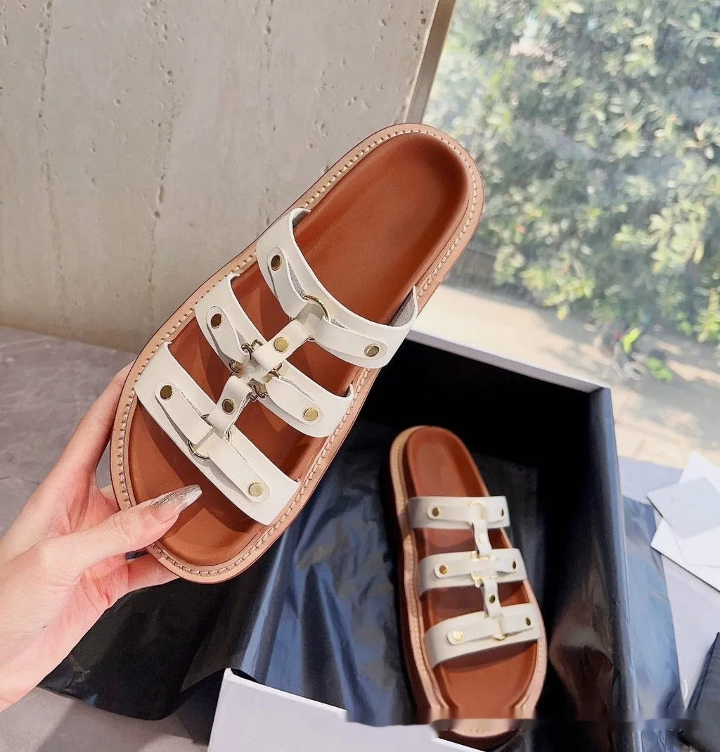 Women's Roman style sandal slippers in sheepskin with patent leather finish