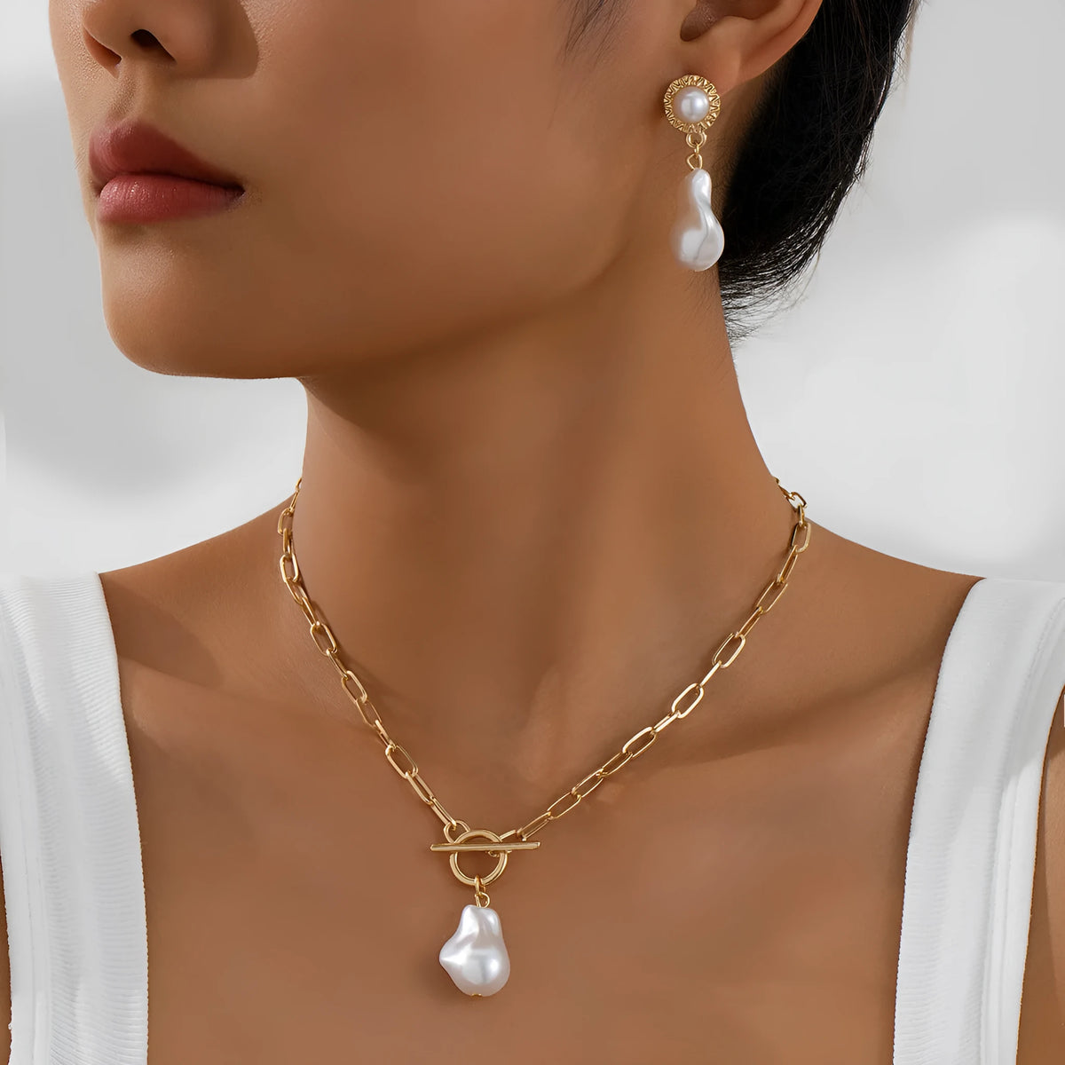 Gold retro baroque pearl pendant necklace and matching ear studs 2-piece jewellery set