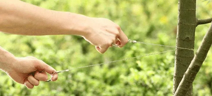Four-share stainless steel wire survival saw with leather hand case showing 68cm cutting line