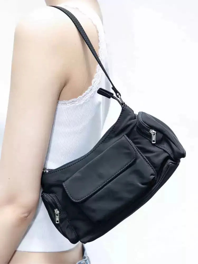 Black women's shoulder bag with double pockets and side line detail