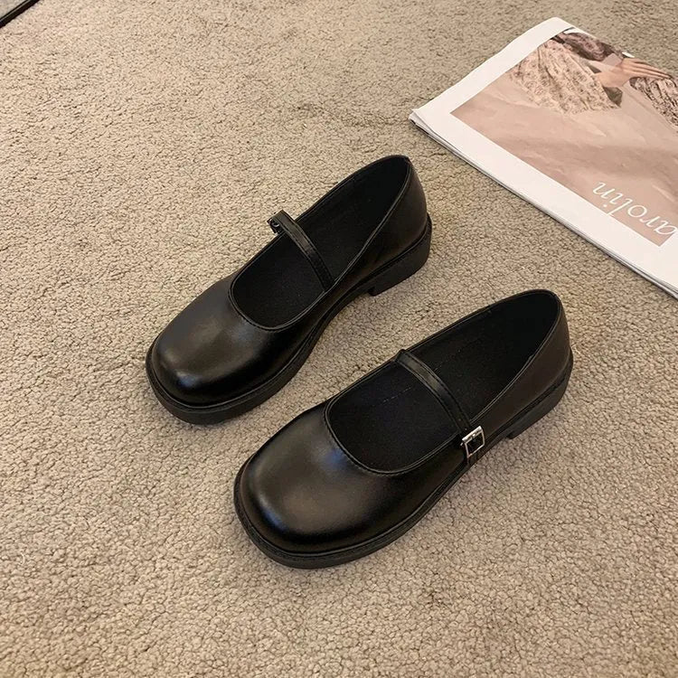 Women's solid colour French vintage style leather flats with a flat heel and round toe.