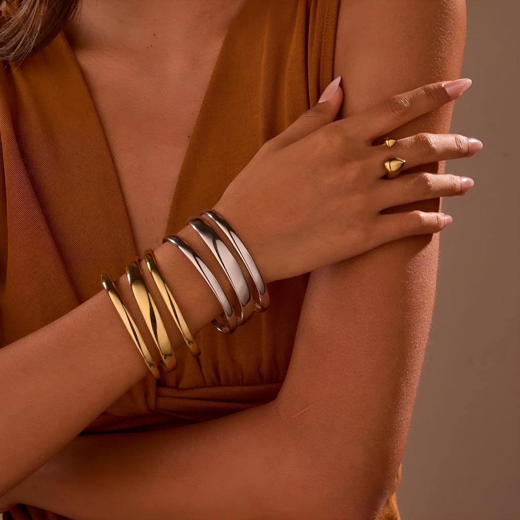 Stainless steel bracelet with simple opening clasp in gold or steel electroplated finish