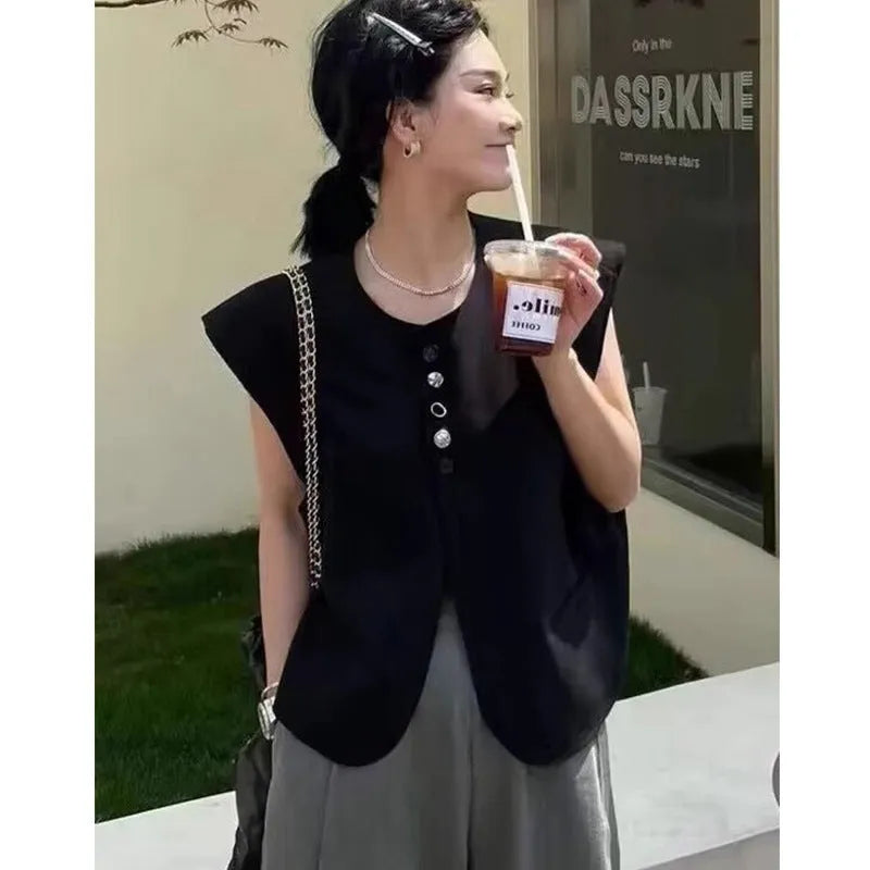 Women's solid colour polyester vest with pockets in loose fit and short 40cm length.