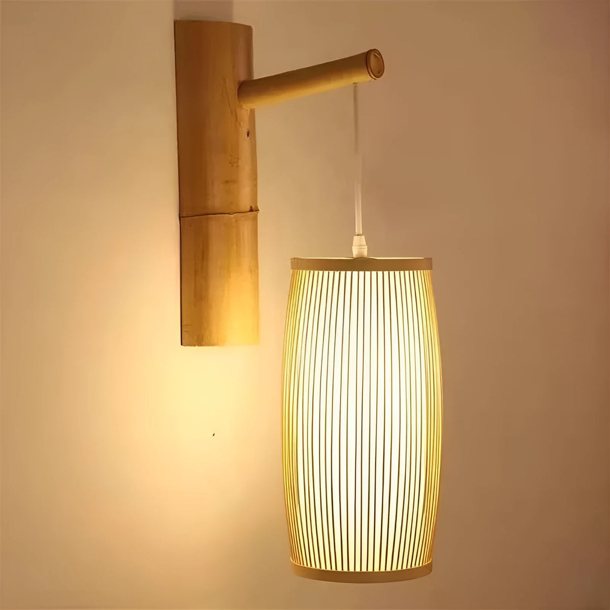 Bamboo plait decorative lamp with natural colour finish and E27 lamp holder