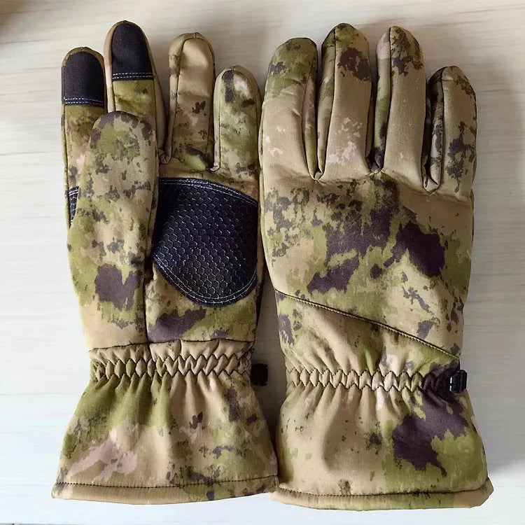 Tactical winter ski gloves with non-slip grip and touchscreen fingertips in camouflage colour