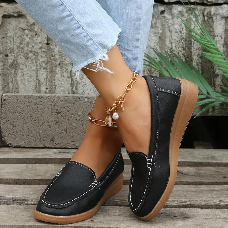 Women's flat loafer shoe in PU leather with round toe and rubber sole