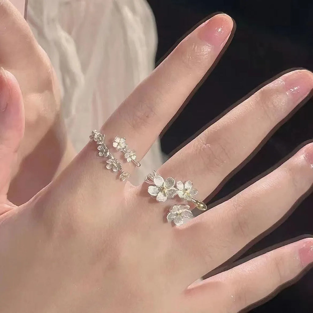 Adjustable open mouth jasmine flower ring in zinc alloy with electroplated finish