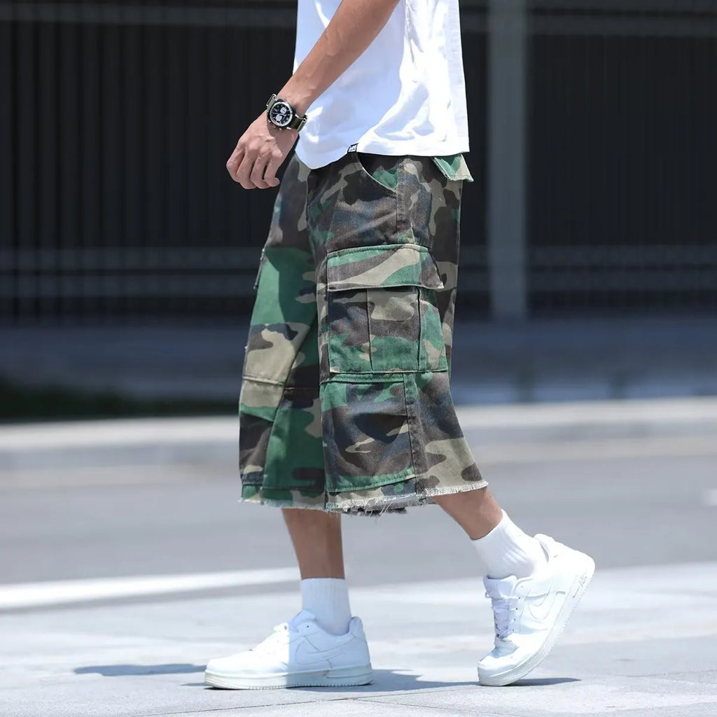 Men's camouflage work shorts in loose fit cropped design with cotton-polyester fabric
