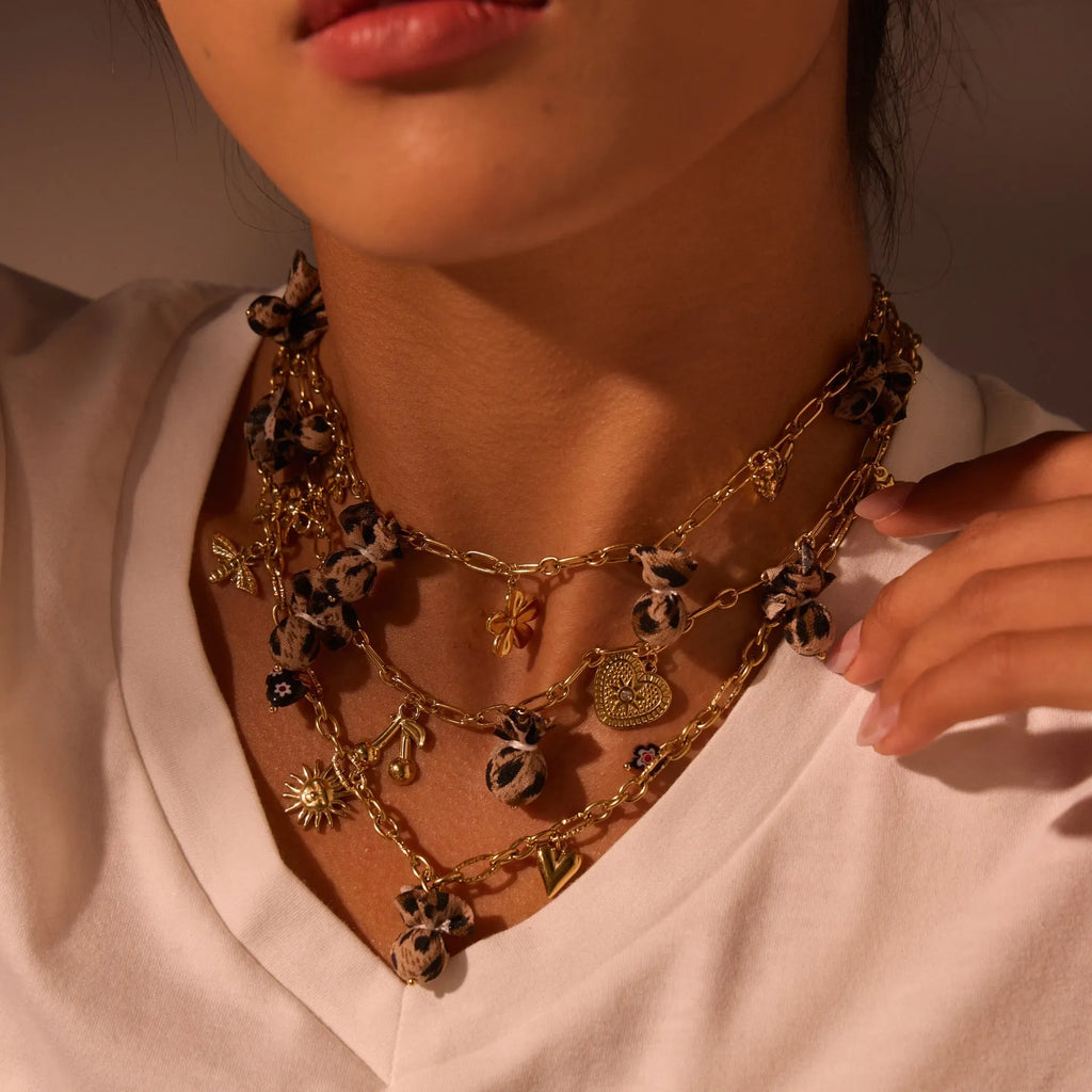 Gold-coloured stainless steel necklace with leopard pattern pendant on adjustable 41-50cm chain