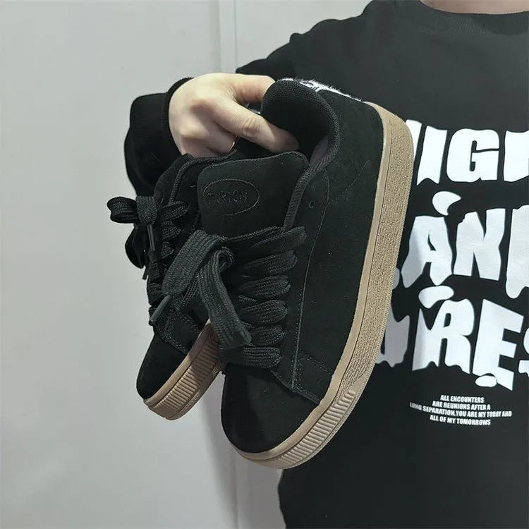 Retro black low-top sneakers with English muffin heel and waterproof platform design