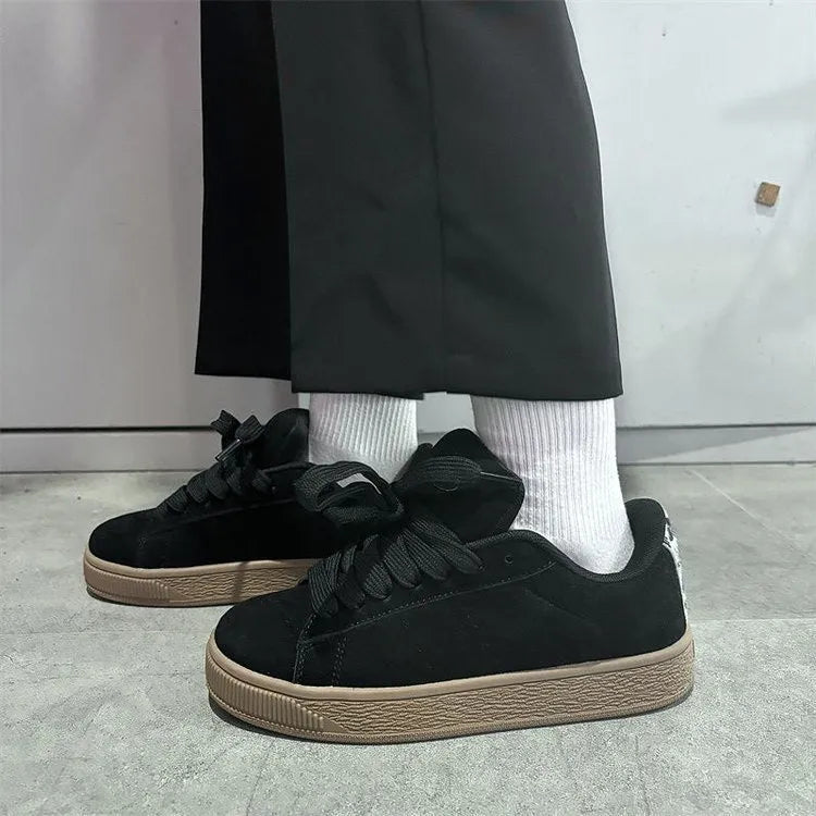 Retro black low-top sneakers with English muffin heel and waterproof platform design