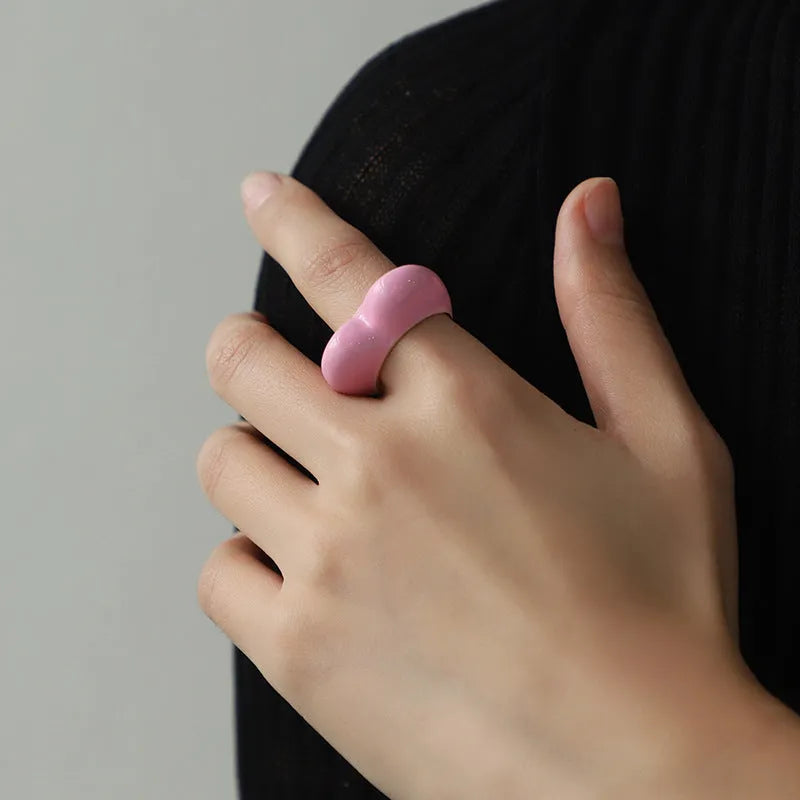 Three-dimensional heart-shaped enamel ring in choice of four colours on zinc alloy band