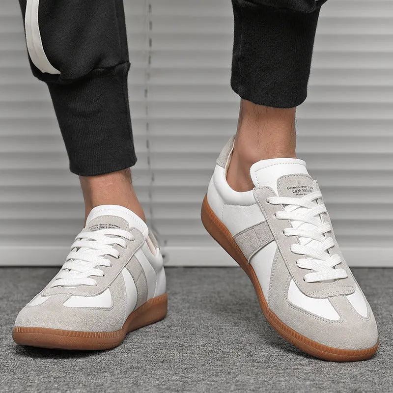 Japanese-style retro unisex white low-top sneakers with round toe and flat rubber sole.