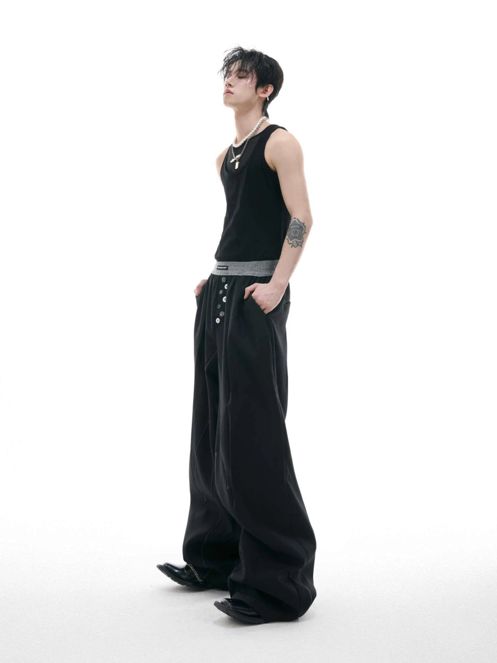 Straight-leg casual trousers with drooping waistline and button-open line design in grey