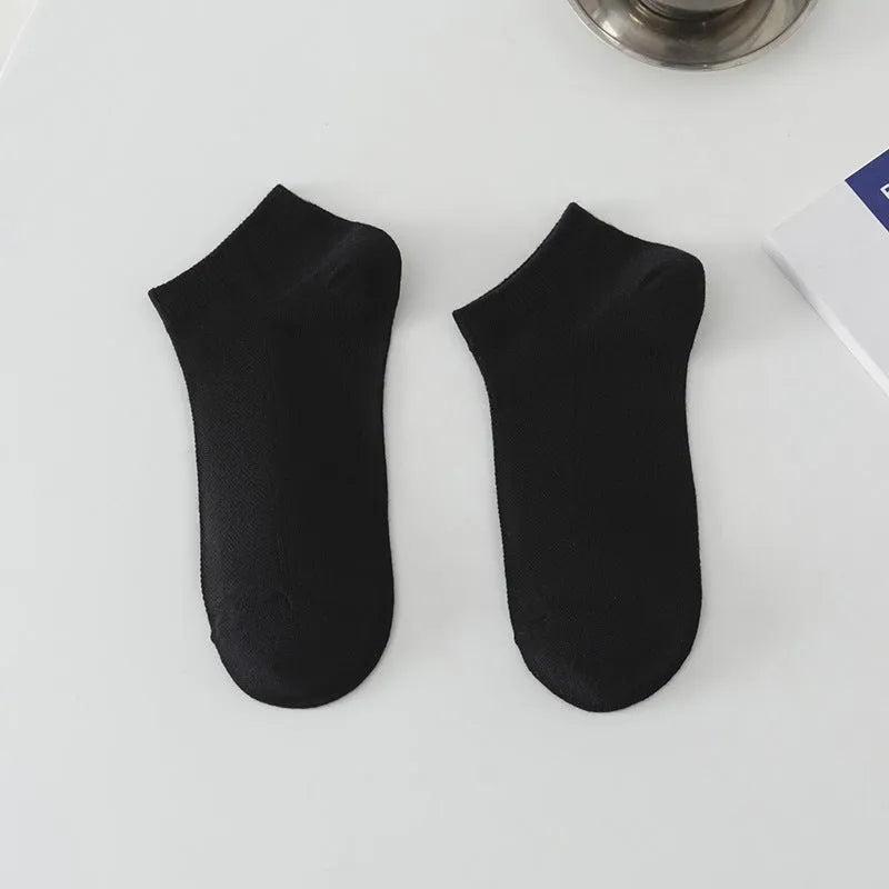 A pair of solid colour low-cut men's boat socks made from breathable polyester fibre.