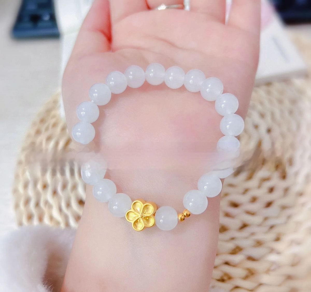 Aquamarine crystal women's bracelet with mixed materials and geometric round elements