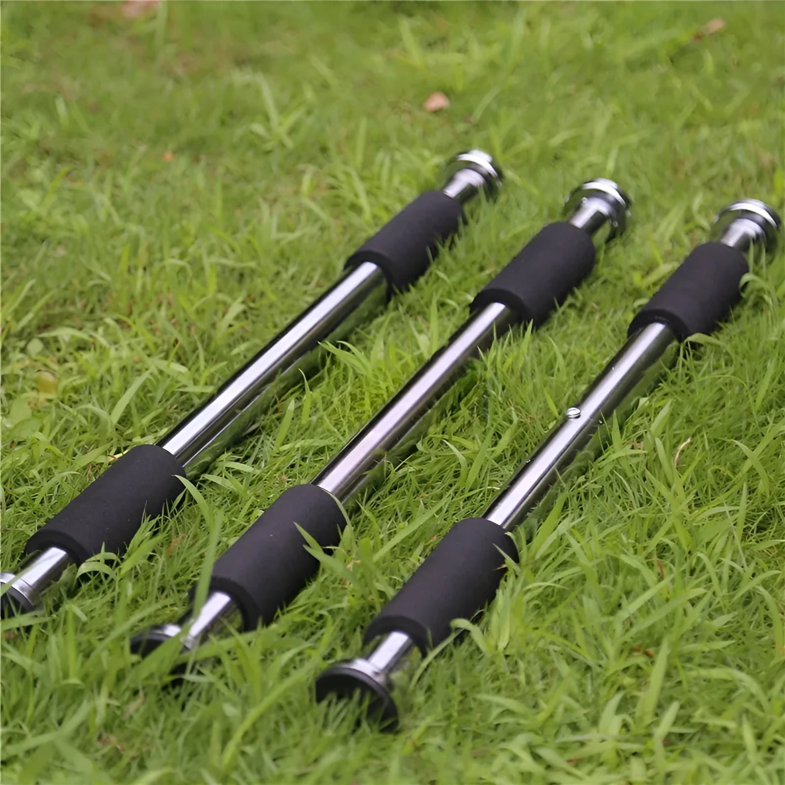 Steel pull-up bar device showing adjustable width mechanism from 62 to 100 centimetres