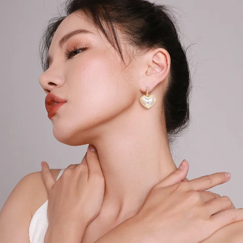 Gold-coloured alloy ear clip with metal design elements for women's summer fashion jewellery