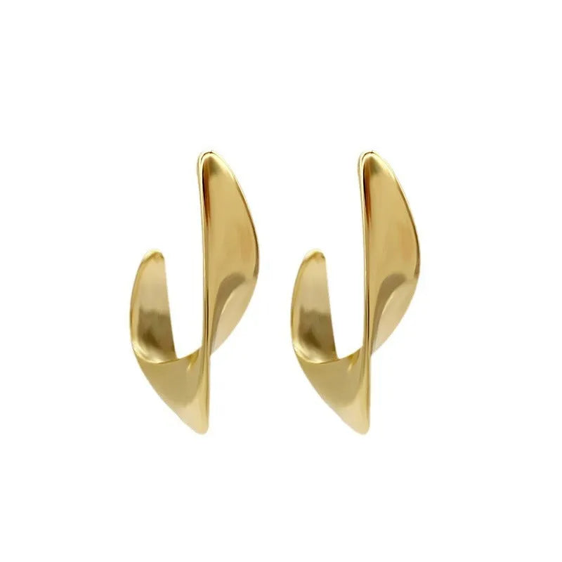 Geometric metal earrings with twisted design and round elements in gold electroplated finish