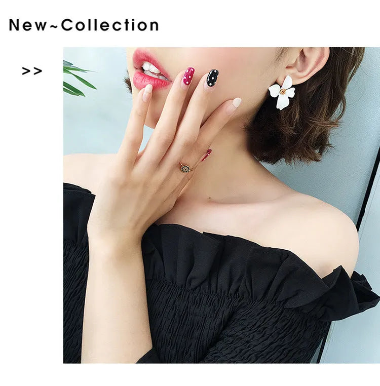 Flower stud earrings for women with floral design in alloy with white or pink electroplated finish