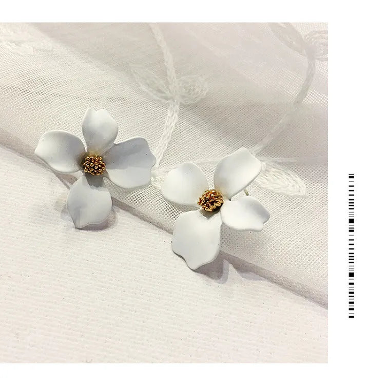 Flower stud earrings for women with floral design in alloy with white or pink electroplated finish