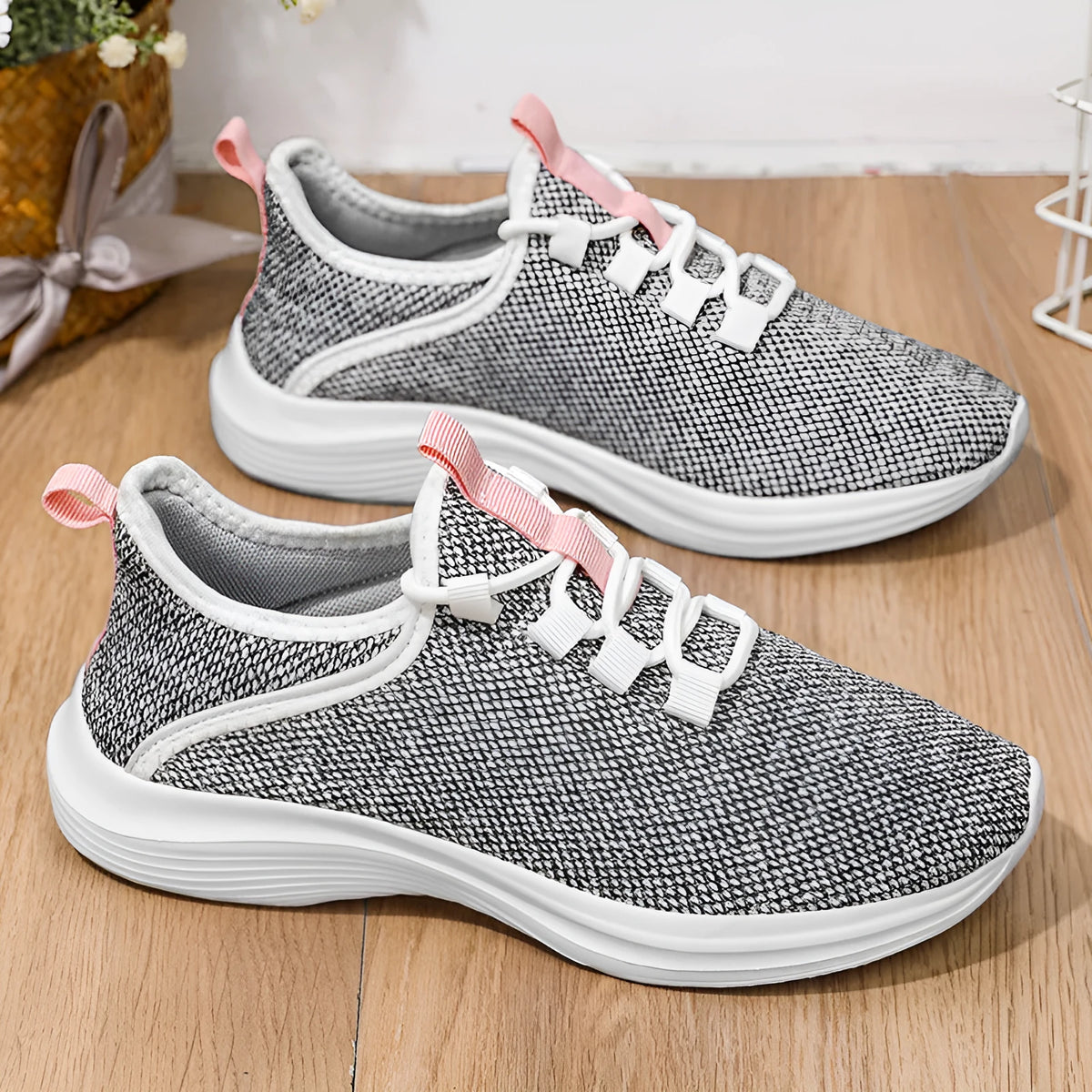 Women's low-top casual sneakers in black with breathable mesh upper and white EVA sole.