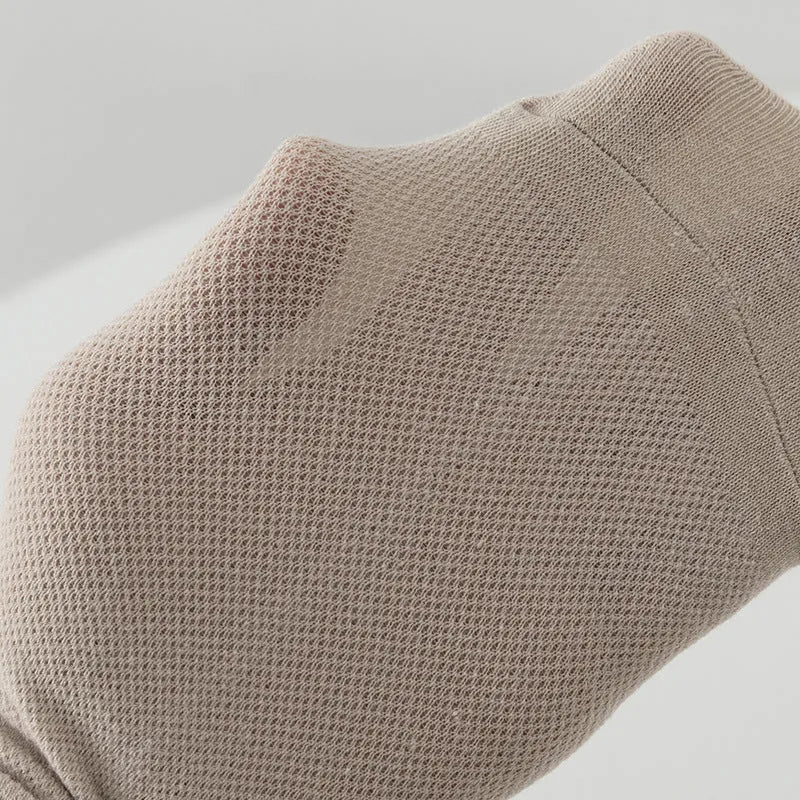 A pair of solid colour low-cut men's boat socks made from breathable polyester fibre.