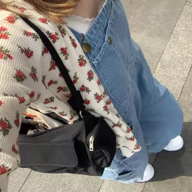 Black women's shoulder bag with double pockets and side line detail