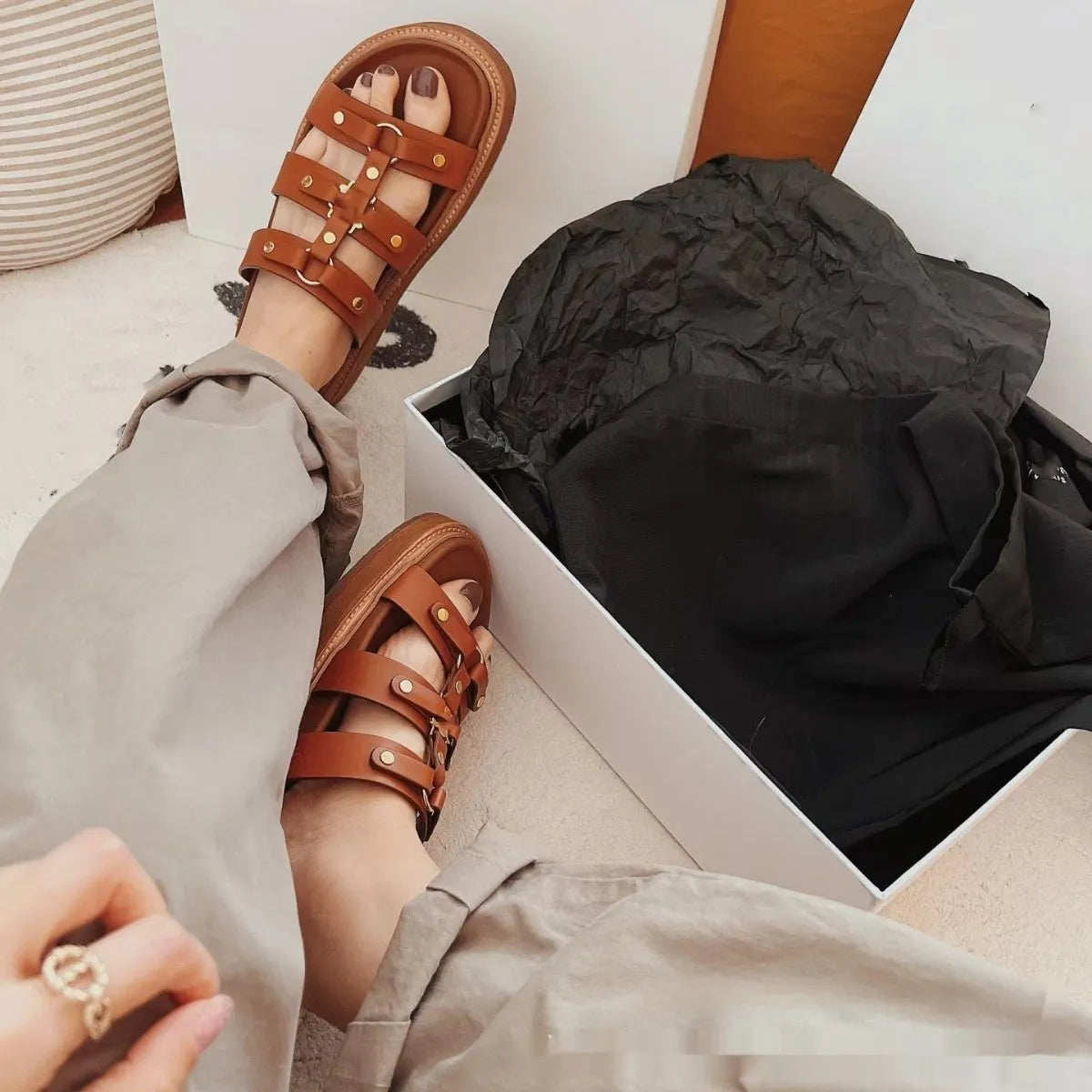 Women's Roman style sandal slippers in sheepskin with patent leather finish