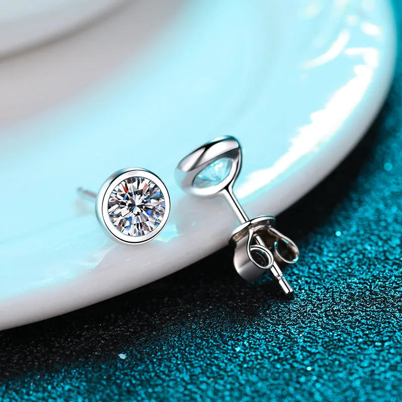 A pair of geometric Pt950 gold-plated 925 silver stud earrings for women with a moissanite centre stone.