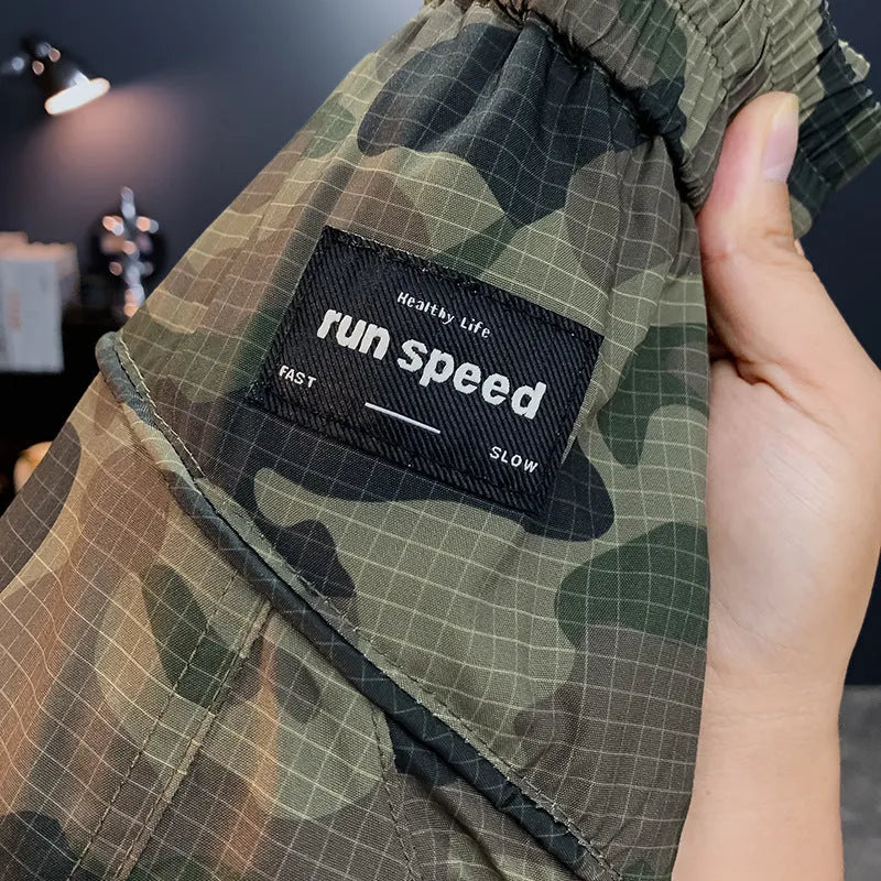 Men's camouflage cargo shorts in cotton blend fabric with cargo pockets and loose fit