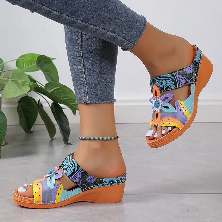 Ethnic coloured slope and totem design women's slippers in cowhide with rubber sole.