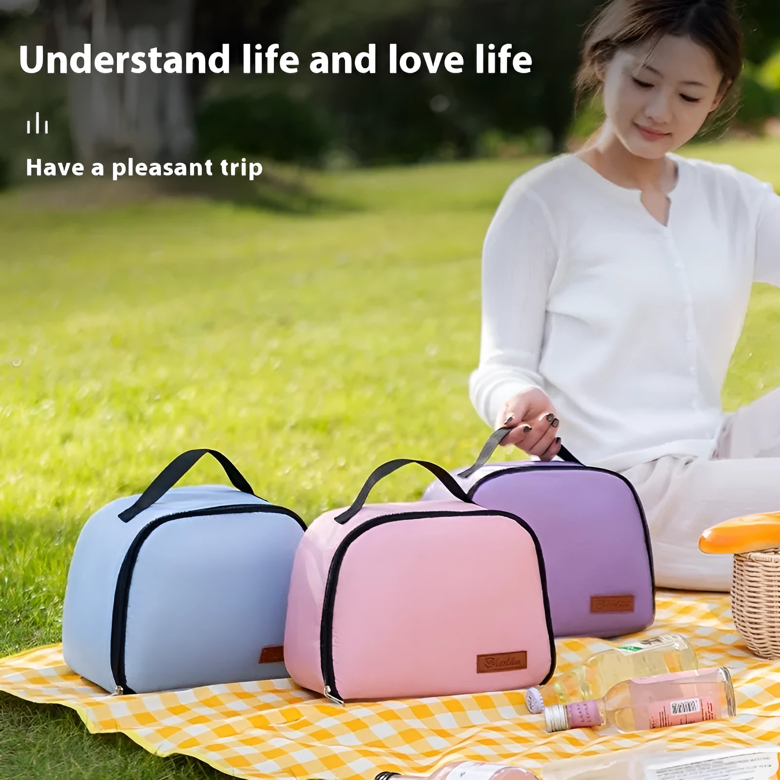 Large capacity insulated lunch bag in textured cloth fabric with modern simplicity styling