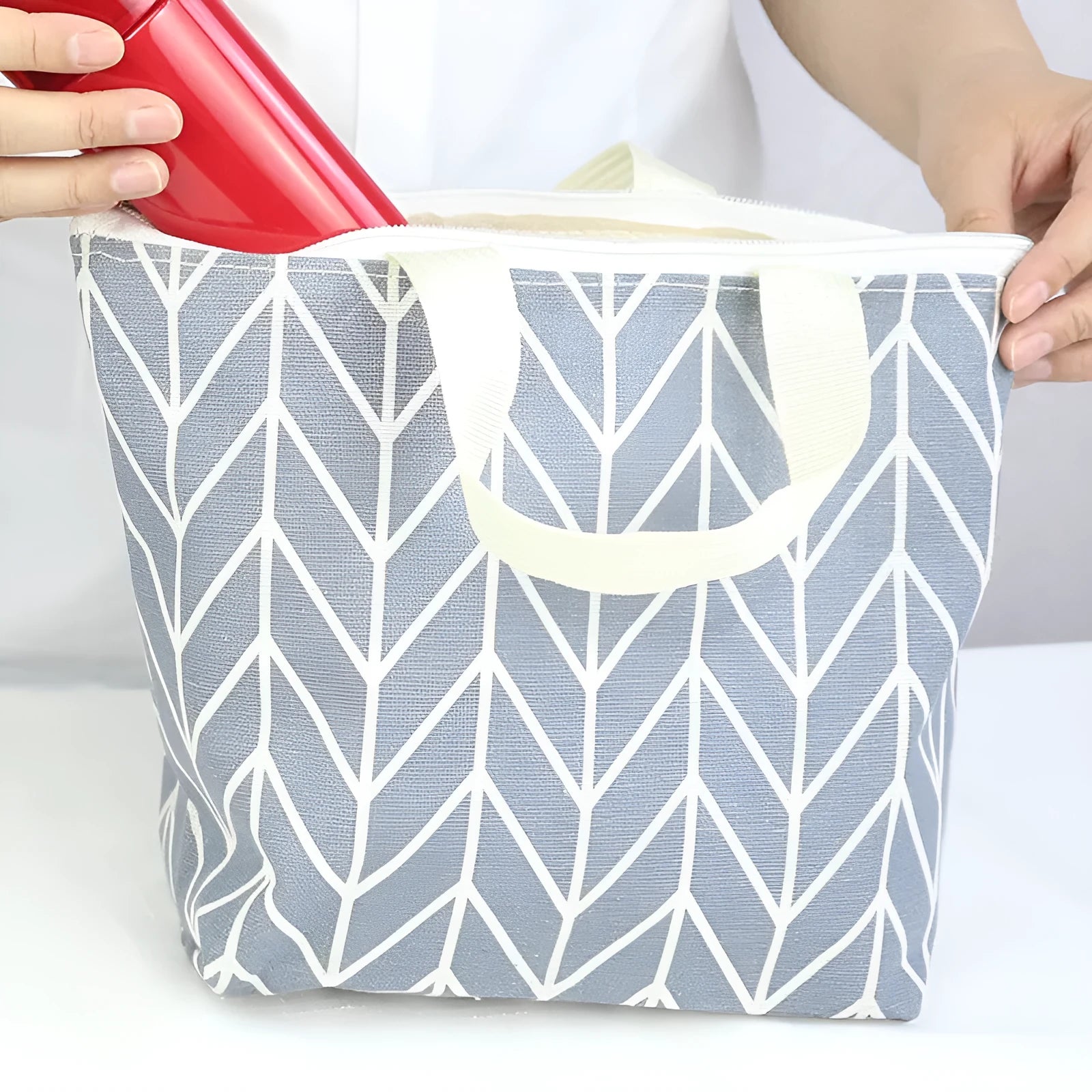 Arrow pattern polyester makeup bag with zipped closure for cosmetics storage